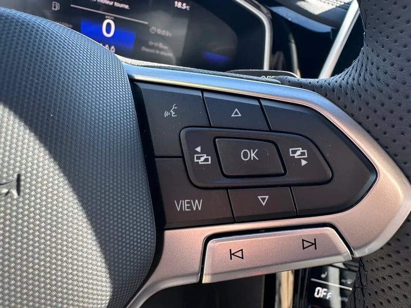 Photo de la voiture VOLKSWAGEN T-ROC 1.5 TSI EVO2 150 Start/Stop DSG7 R-Line Edition