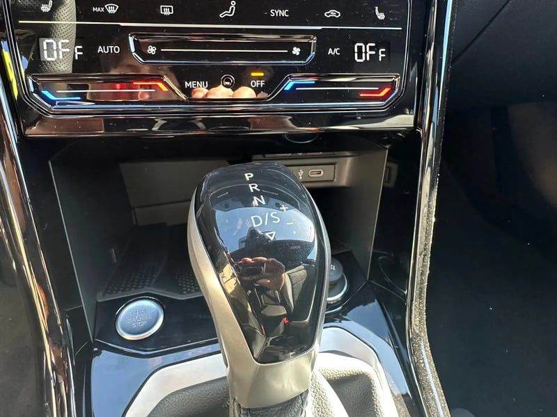 Photo de la voiture VOLKSWAGEN T-ROC 1.5 TSI EVO2 150 Start/Stop DSG7 R-Line Edition