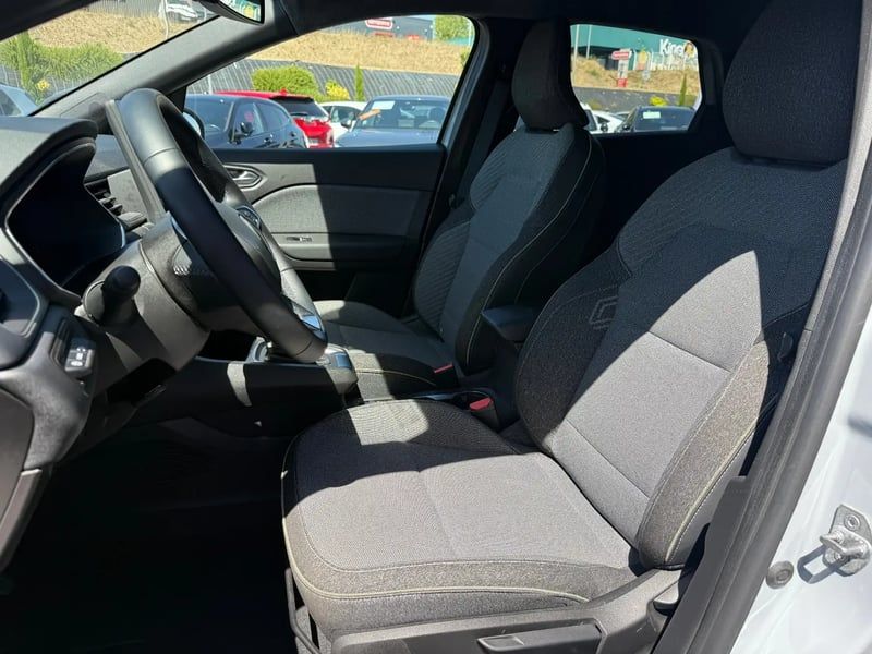 Photo de la voiture RENAULT CAPTUR E-Tech full hybrid 145 ch Techno