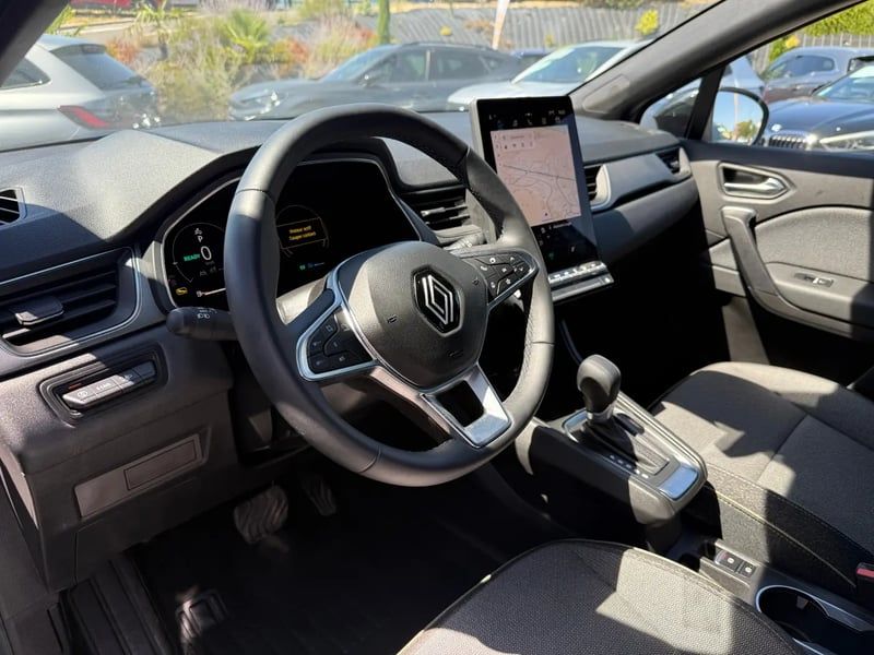 Photo de la voiture RENAULT CAPTUR E-Tech full hybrid 145 ch Techno