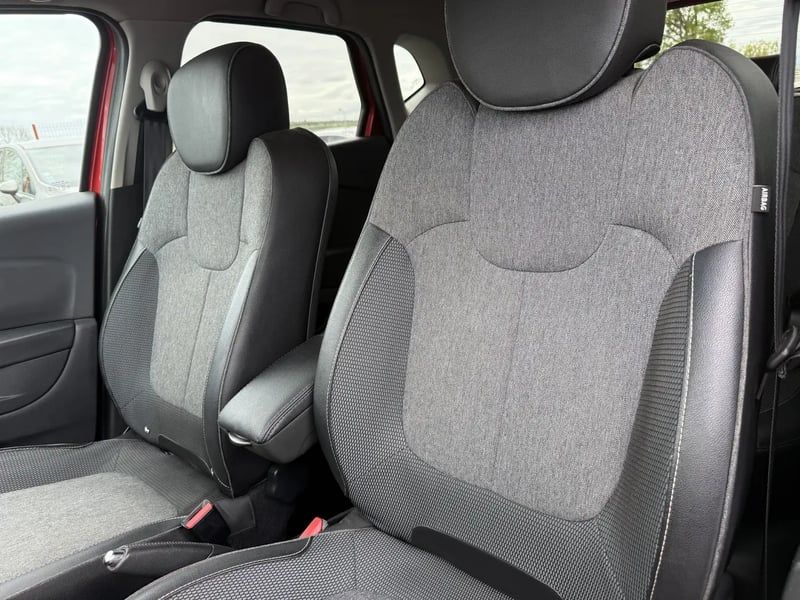 Photo de la voiture RENAULT CAPTUR TCe 90 Intens