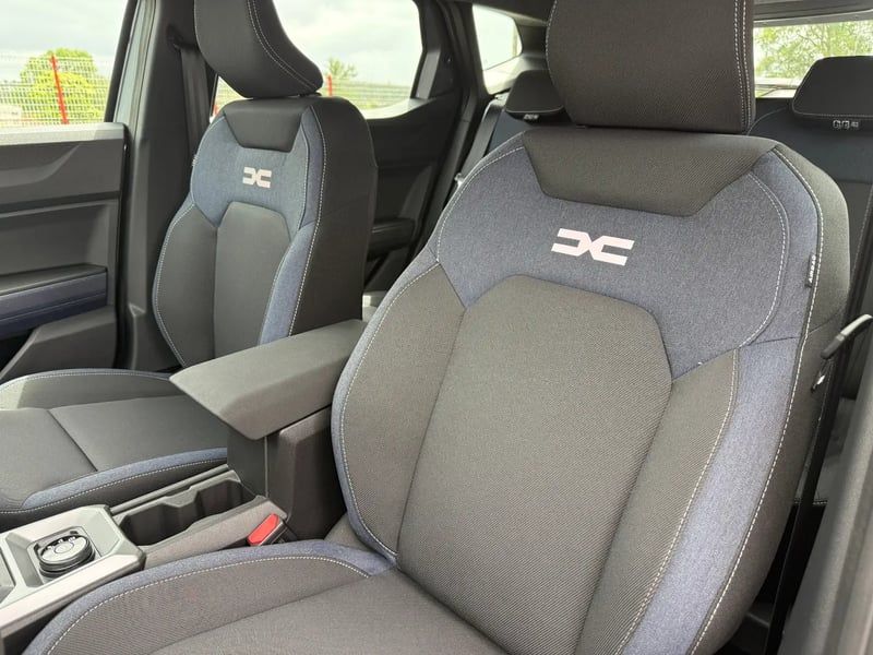 Photo de la voiture DACIA DUSTER Hybrid-G 150 4x4 Expression