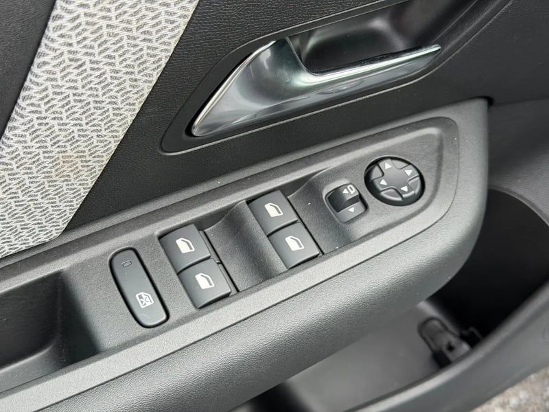 Photo de la voiture CITROEN E-C4 136 ch autonomie standard  Automatique Plus