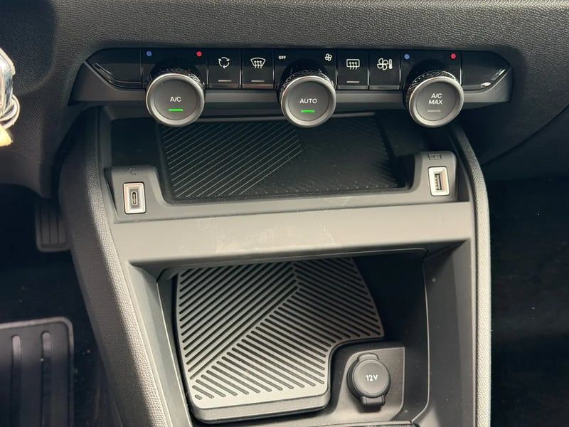 Photo de la voiture CITROEN E-C4 136 ch autonomie standard  Automatique Plus
