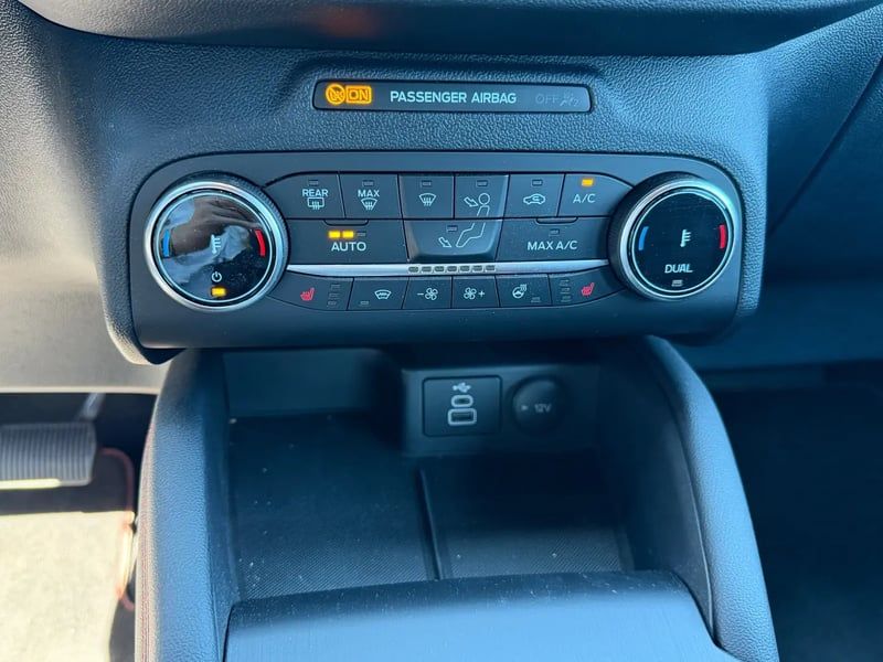 Photo de la voiture FORD KUGA 1.5 TDCi 120 S&S 4x2 Powershift ST-Line