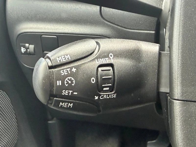 Photo de la voiture CITROEN C3 BlueHDi 100 S&S BVM6 C-Series