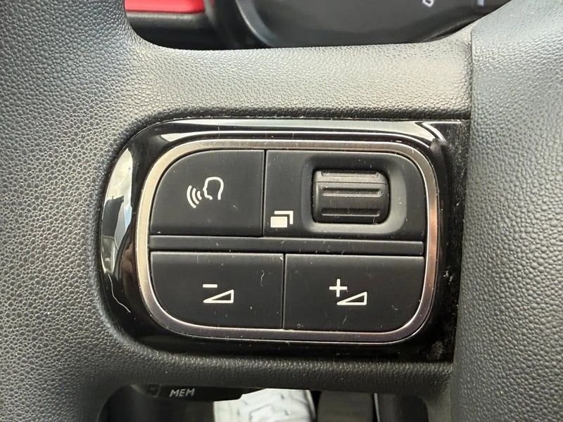 Photo de la voiture CITROEN C3 BlueHDi 100 S&S BVM6 C-Series