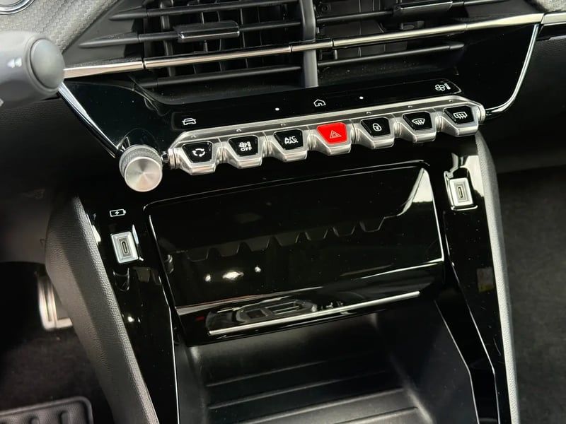 Photo de la voiture PEUGEOT 2008 Hybrid 145 e-DCS6 GT