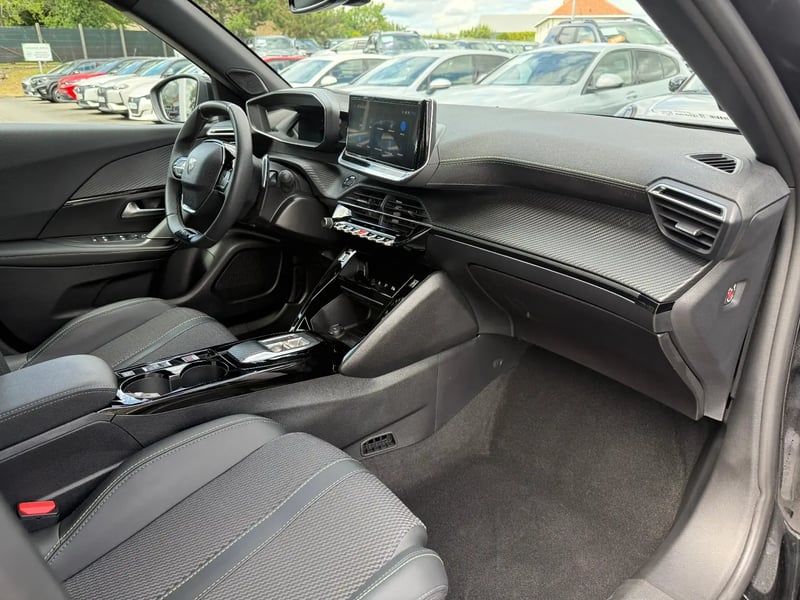 Photo de la voiture PEUGEOT 2008 Hybrid 145 e-DCS6 GT
