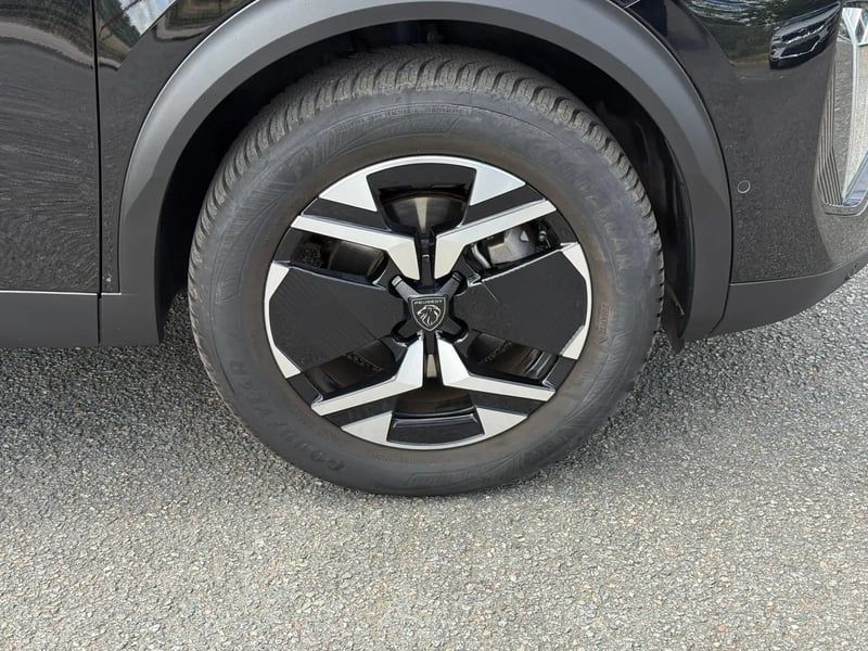 Photo de la voiture PEUGEOT 2008 Hybrid 145 e-DCS6 GT