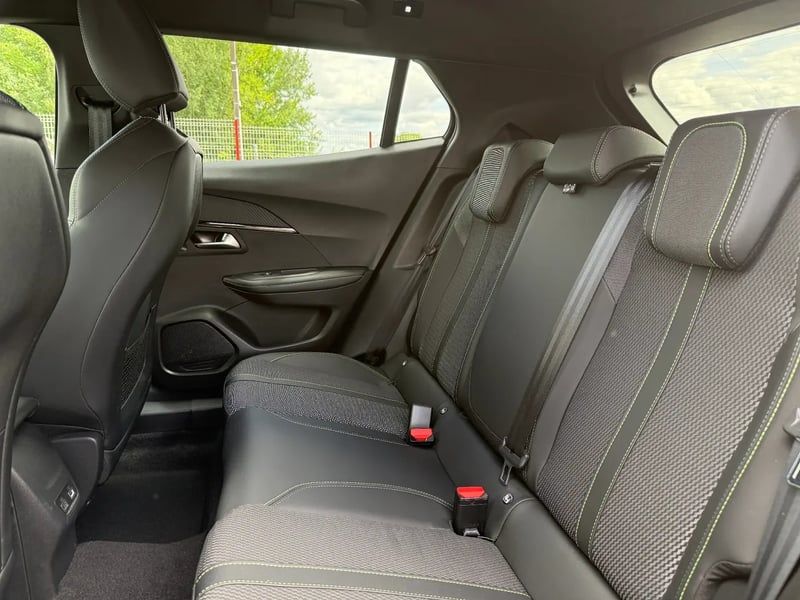 Photo de la voiture PEUGEOT 2008 Hybrid 145 e-DCS6 GT