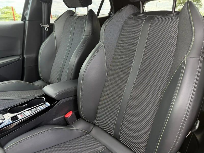 Photo de la voiture PEUGEOT 2008 Hybrid 145 e-DCS6 GT