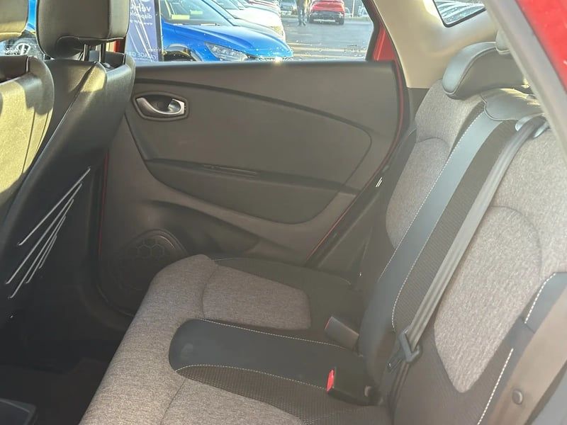 Photo de la voiture RENAULT CAPTUR TCe 120 Energy EDC Intens