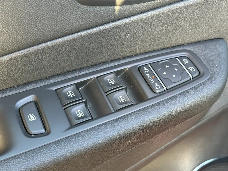 Photo de la voiture RENAULT CAPTUR TCe 120 Energy EDC Intens