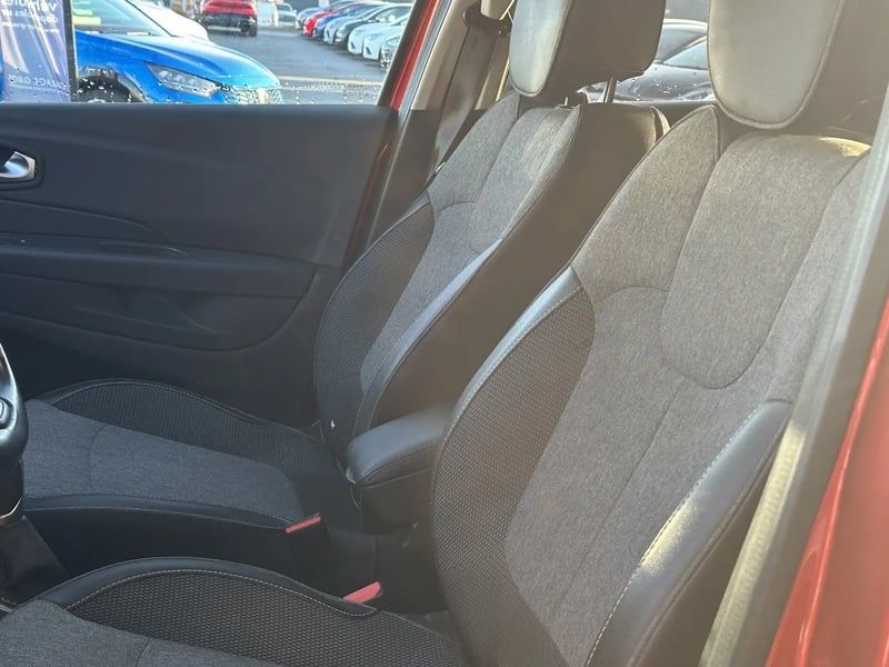 Photo de la voiture RENAULT CAPTUR TCe 120 Energy EDC Intens