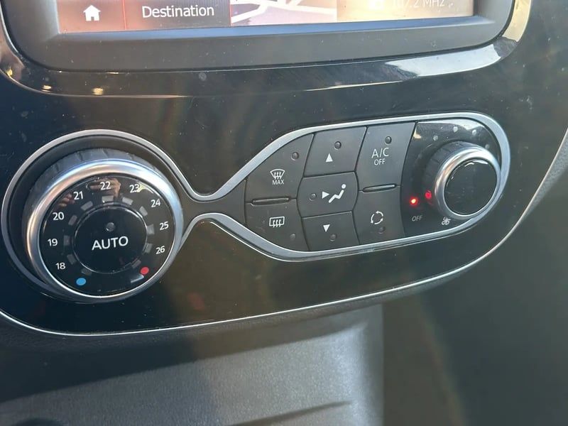 Photo de la voiture RENAULT CAPTUR TCe 120 Energy EDC Intens