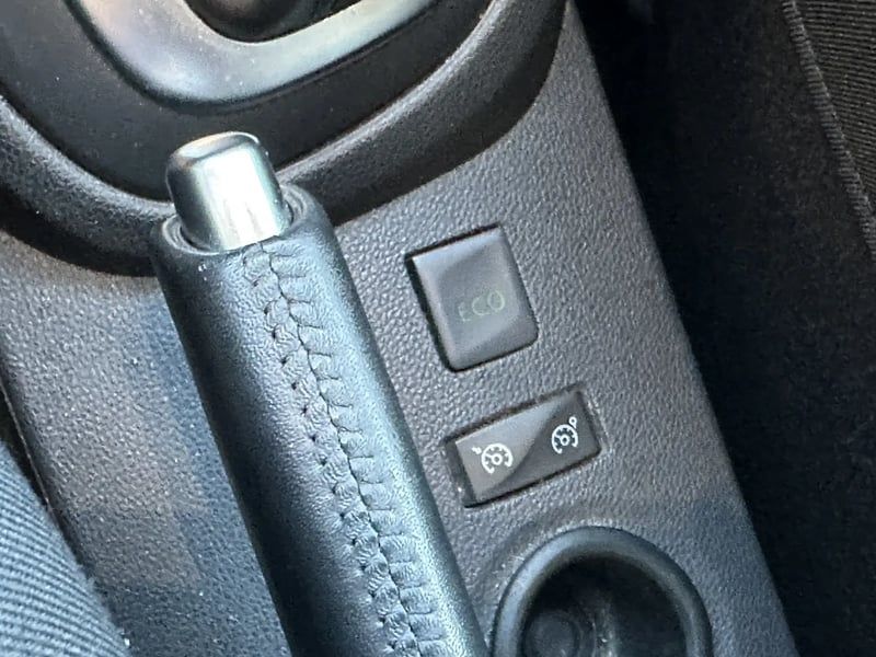 Photo de la voiture RENAULT CAPTUR TCe 120 Energy EDC Intens