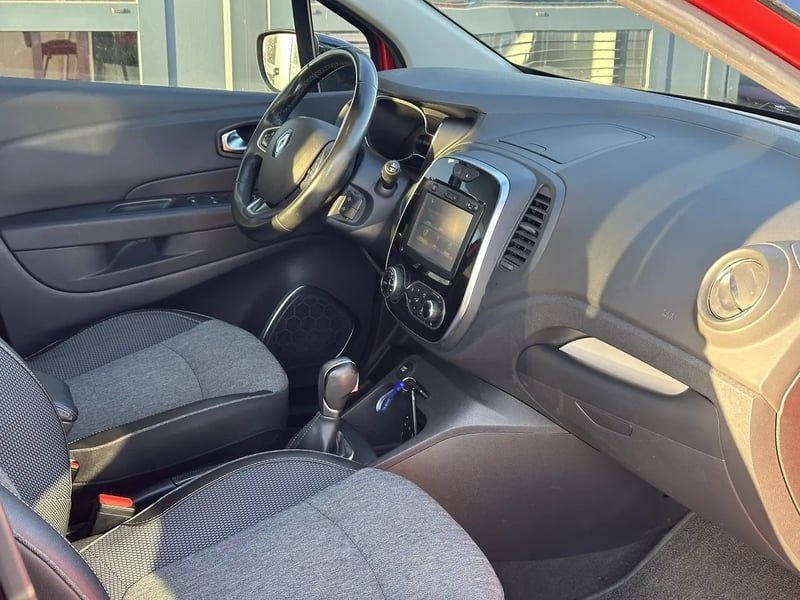 Photo de la voiture RENAULT CAPTUR TCe 120 Energy EDC Intens