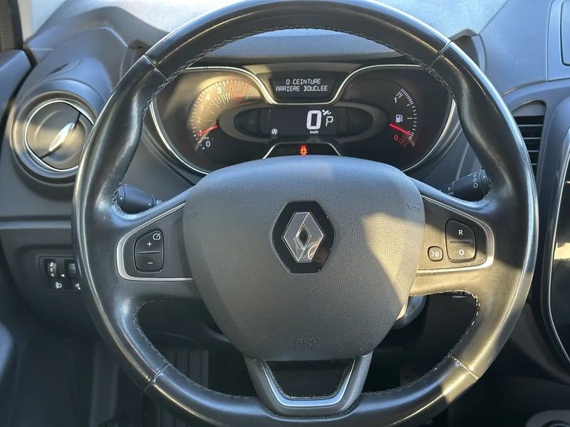 Photo de la voiture RENAULT CAPTUR TCe 120 Energy EDC Intens