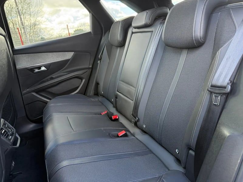 Photo de la voiture PEUGEOT 3008 Hybrid4 300 e-EAT8 GT