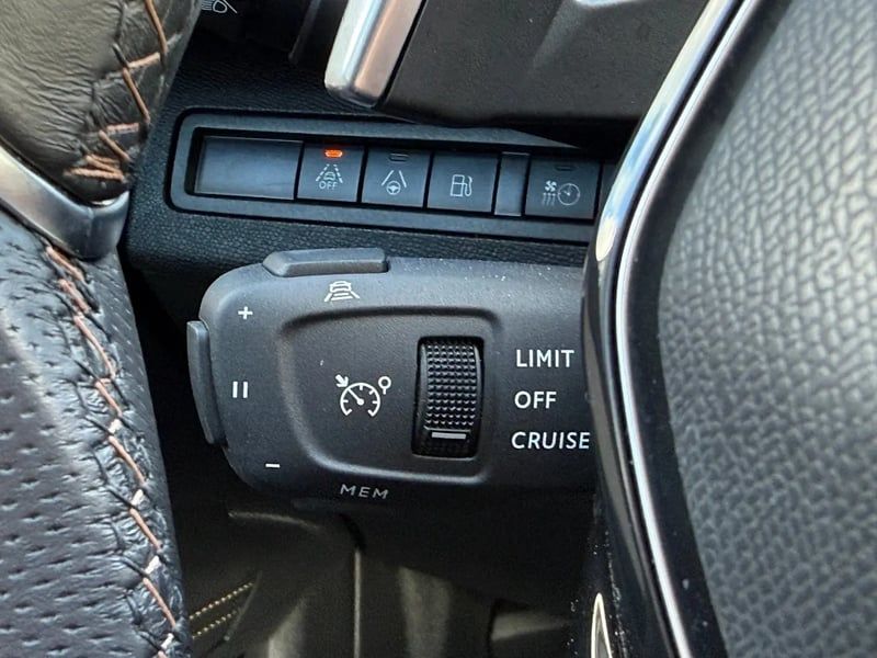 Photo de la voiture PEUGEOT 3008 Hybrid4 300 e-EAT8 GT