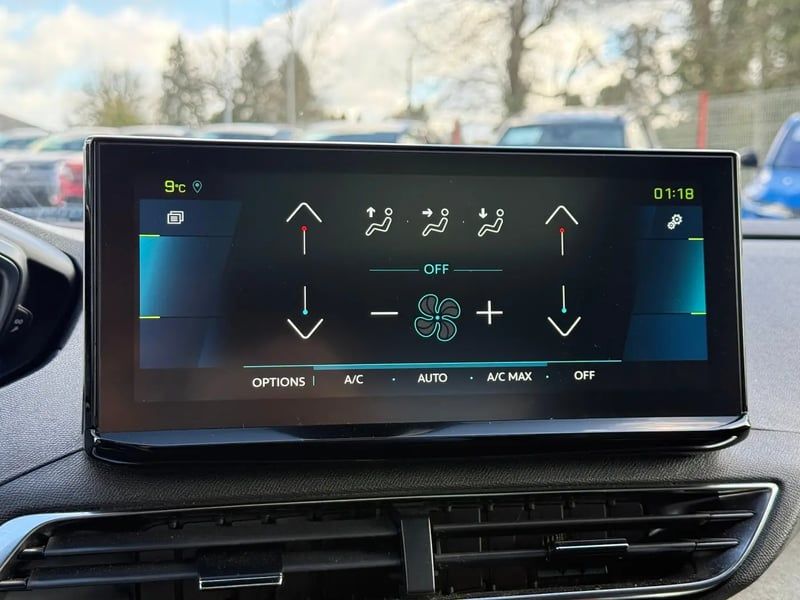 Photo de la voiture PEUGEOT 3008 Hybrid4 300 e-EAT8 GT