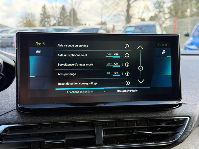 Photo de la voiture PEUGEOT 3008 Hybrid4 300 e-EAT8 GT