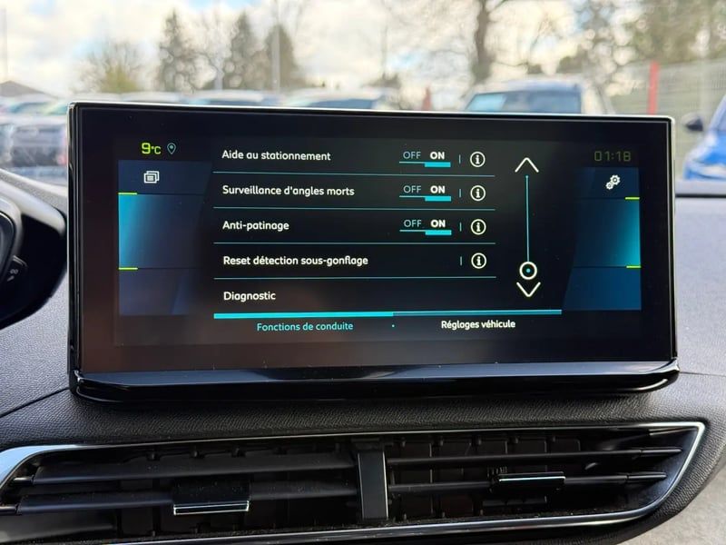 Photo de la voiture PEUGEOT 3008 Hybrid4 300 e-EAT8 GT