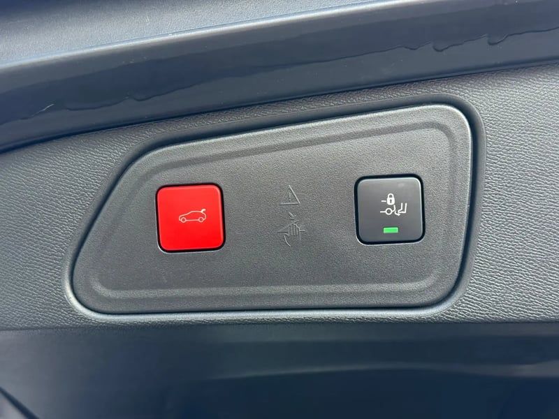 Photo de la voiture PEUGEOT 3008 Hybrid4 300 e-EAT8 GT