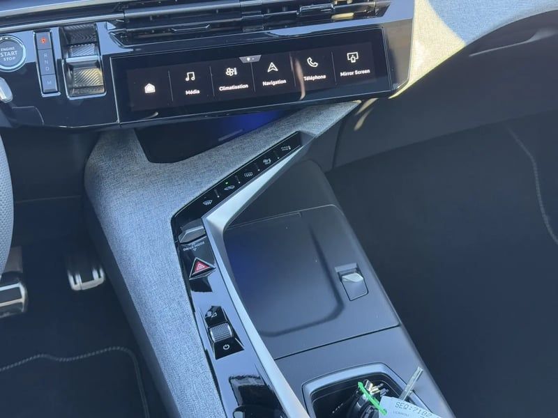 Photo de la voiture PEUGEOT 3008 Hybrid 136 e-DCS6 GT