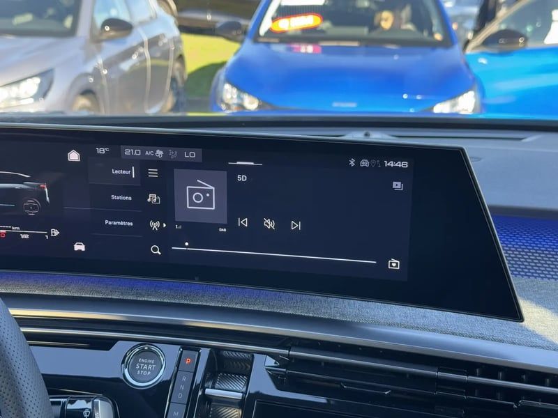 Photo de la voiture PEUGEOT 3008 Hybrid 136 e-DCS6 GT