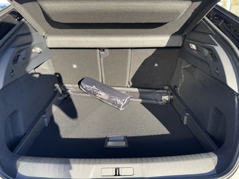 Photo de la voiture PEUGEOT 3008 Hybrid 136 e-DCS6 GT