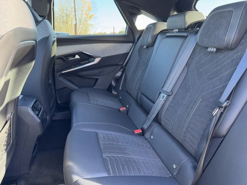 Photo de la voiture PEUGEOT 3008 Hybrid 136 e-DCS6 GT