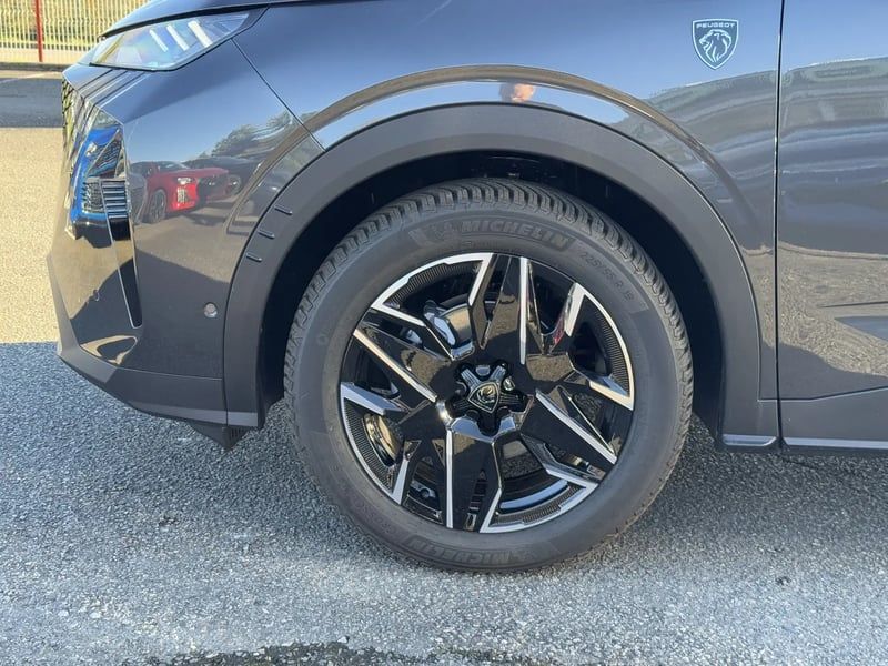 Photo de la voiture PEUGEOT 3008 Hybrid 136 e-DCS6 GT