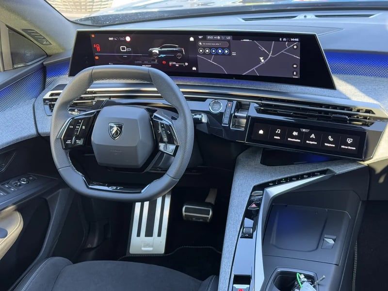 Photo de la voiture PEUGEOT 3008 Hybrid 136 e-DCS6 GT