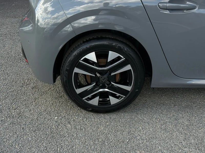 Photo de la voiture PEUGEOT 208 Hybrid 100 e-DCS6 Allure