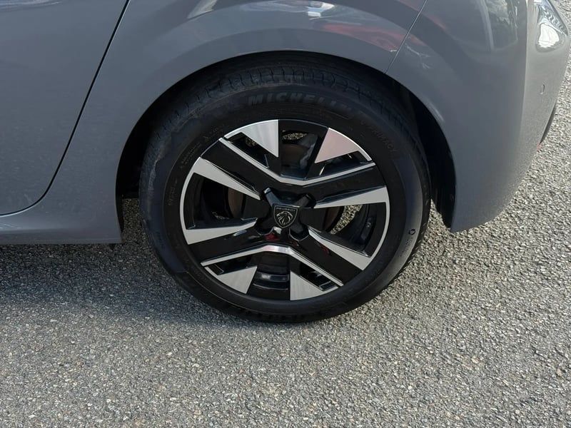Photo de la voiture PEUGEOT 208 Hybrid 100 e-DCS6 Allure