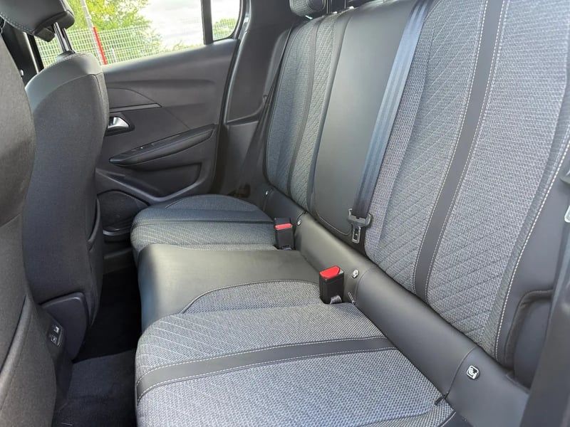 Photo de la voiture PEUGEOT 208 Hybrid 100 e-DCS6 Allure