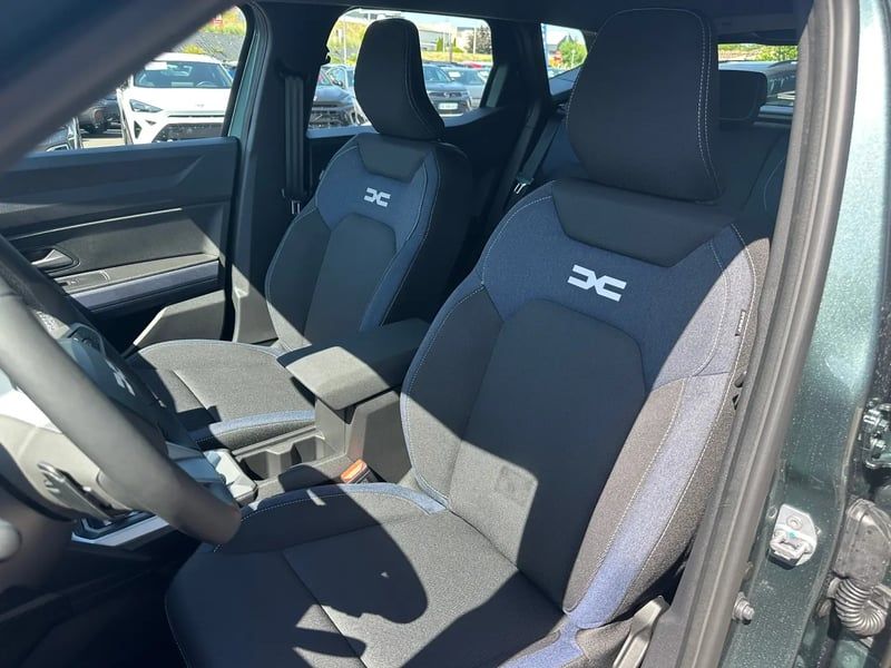 Photo de la voiture DACIA DUSTER Hybrid-G 150 4x4 Expression