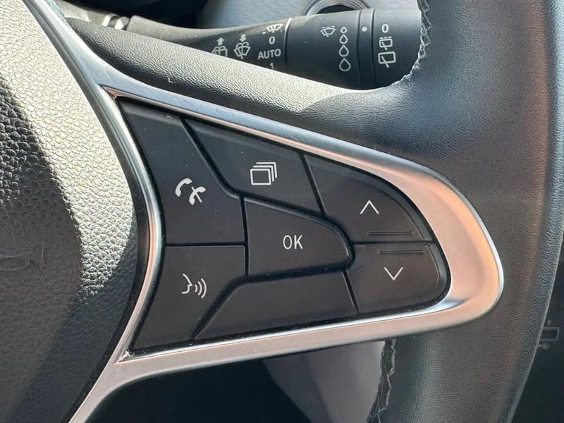 Photo de la voiture RENAULT CLIO V TCe 140 Techno