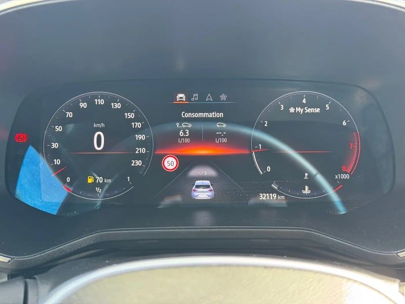 Photo de la voiture RENAULT CLIO V TCe 140 Techno