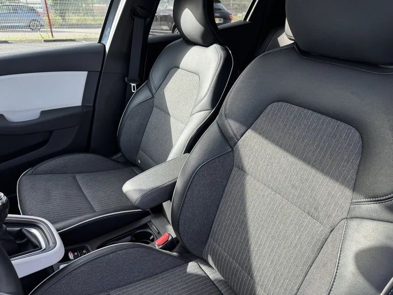 Photo de la voiture RENAULT CLIO V TCe 140 Techno