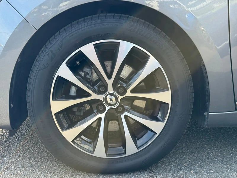 Photo de la voiture RENAULT CLIO V TCe 140 Techno