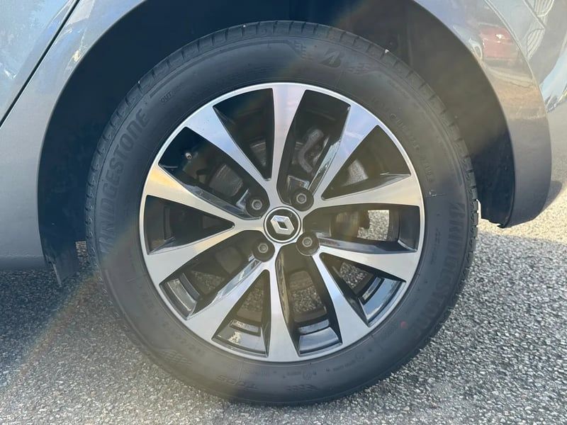 Photo de la voiture RENAULT CLIO V TCe 140 Techno