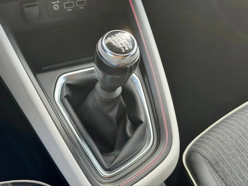 Photo de la voiture RENAULT CLIO V TCe 140 Techno