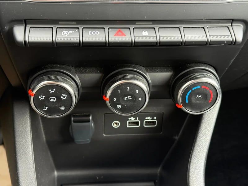 Photo de la voiture RENAULT CLIO V TCe 90 X-Tronic Evolution