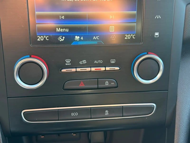 Photo de la voiture RENAULT MEGANE IV BERLINE TCe 140 FAP Intens