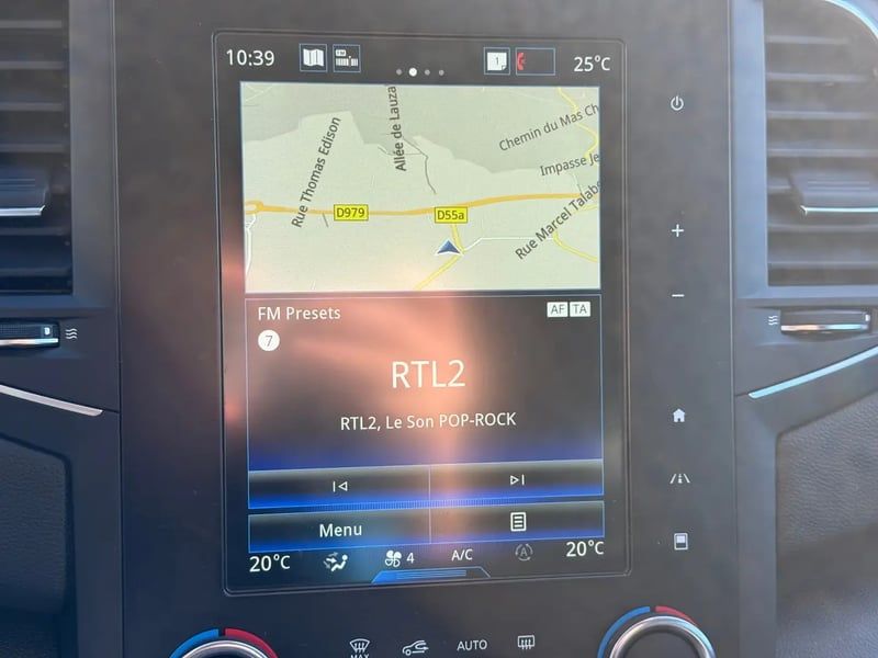 Photo de la voiture RENAULT MEGANE IV BERLINE TCe 140 FAP Intens