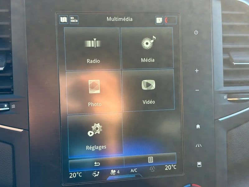 Photo de la voiture RENAULT MEGANE IV BERLINE TCe 140 FAP Intens