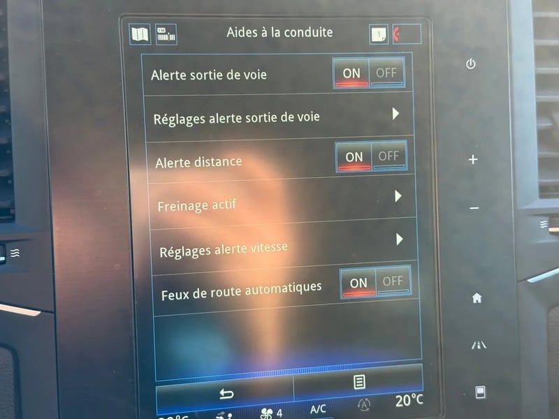 Photo de la voiture RENAULT MEGANE IV BERLINE TCe 140 FAP Intens